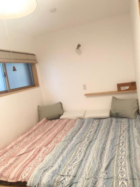 木と漆喰のモダンな部屋